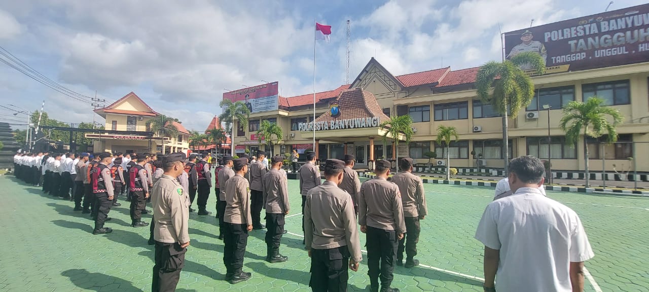 Kapolresta Banyuwangi pimpin Apel Jam Pimpinan.