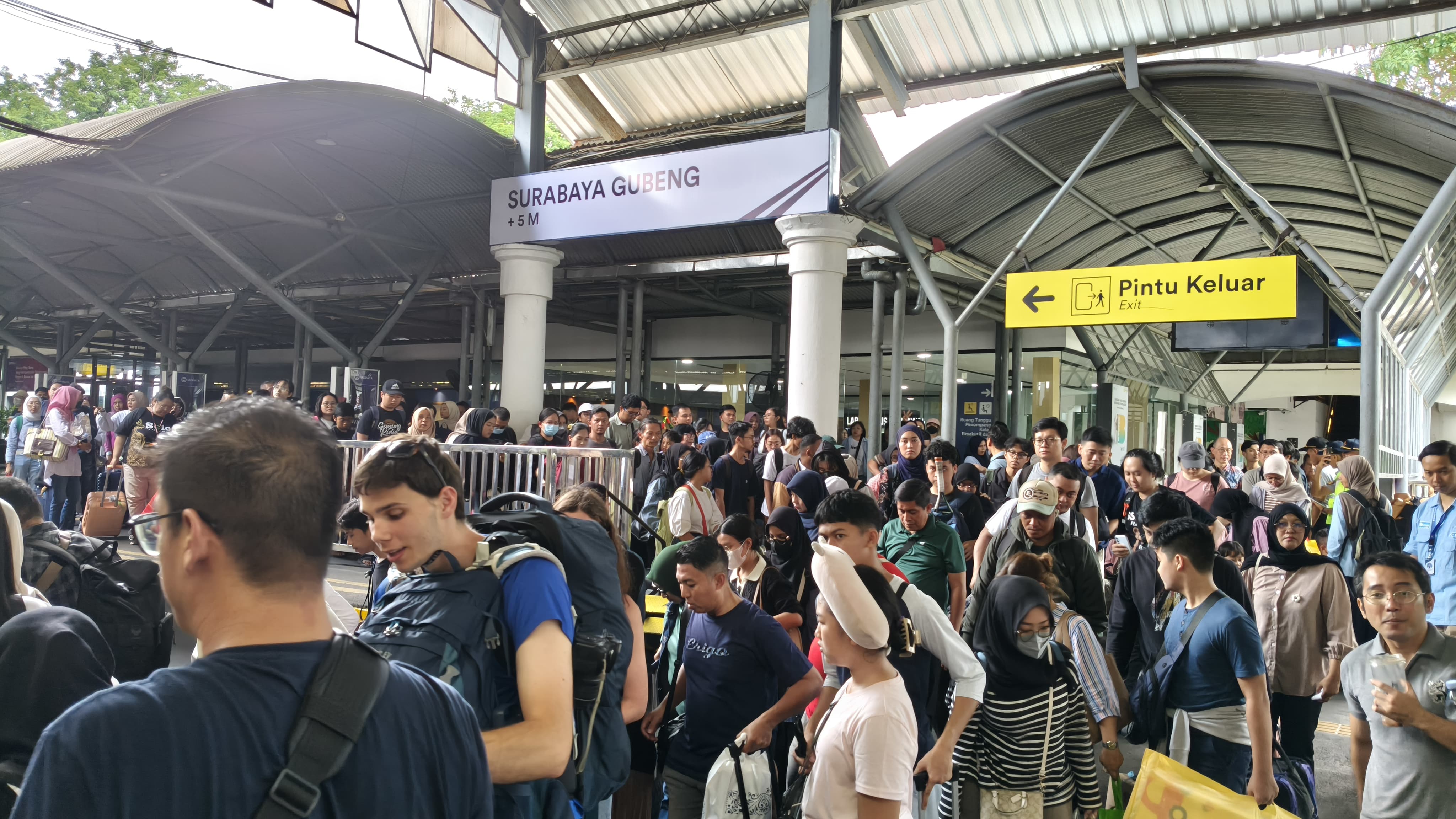 Lonjakan penumpang kereta api di wilayah KAI Daop 8 Surabaya selama Angkutan Nataru.