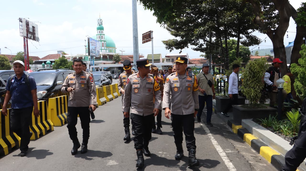 Kapolda Jawa Timur Irjen Pol Nanang Avianto bersama Kapolresta Banyuwangi Kombespol Rama Samtama Putra saat mengunjungi Pelabuhan ASDP Ketapang, Senin (29/12/2025).