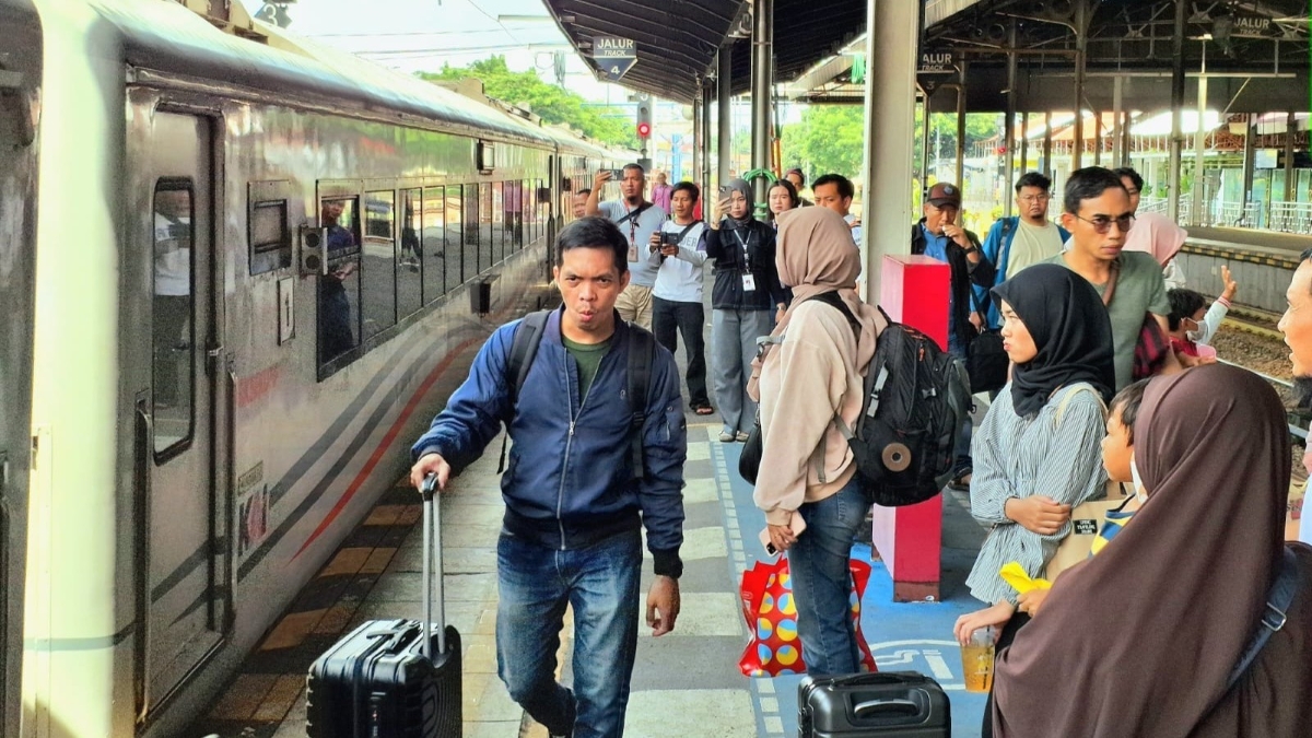 Lonjakan penumpang KA di Daop 3 Cirebon jelang Tahun Baru 2026.
