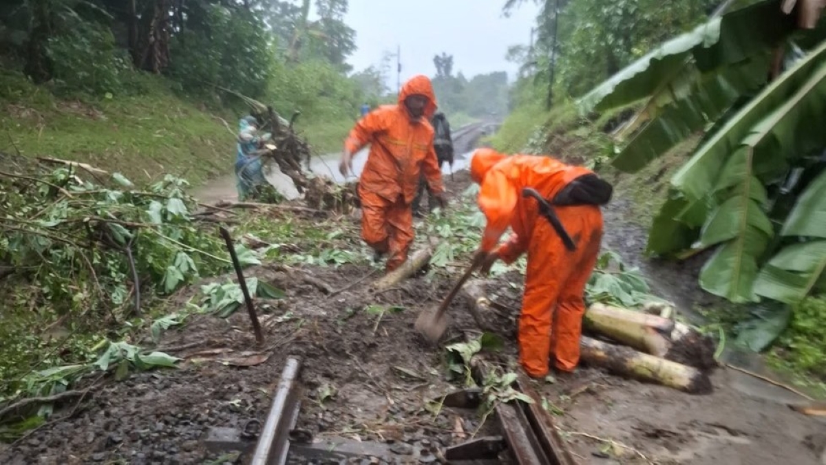 Hujan deras sebabkan genangan dan longsor di jalur Purwakarta-Ciganea.