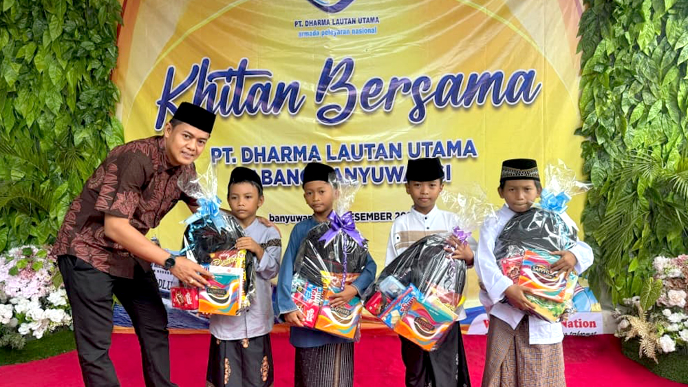 Sekitar 50 anak mengikuti khitanan massal gratis PT DLU Banyuwangi saat libur sekolah, lengkap dengan bingkisan dan layanan medis profesional.