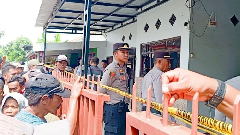 Warga berkerumun di depan rumah korban pembunuhan di Desa Demung, Kecamatan Besuki, Situbondo, Jawa Timur, Minggu (28/12).