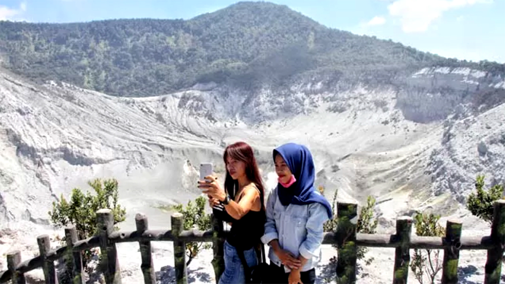 Wisatawan mengunjungi Kawah Gunung Tangkuban Parahu di Kabupaten Bandung Barat, beberapa waktu lalu.