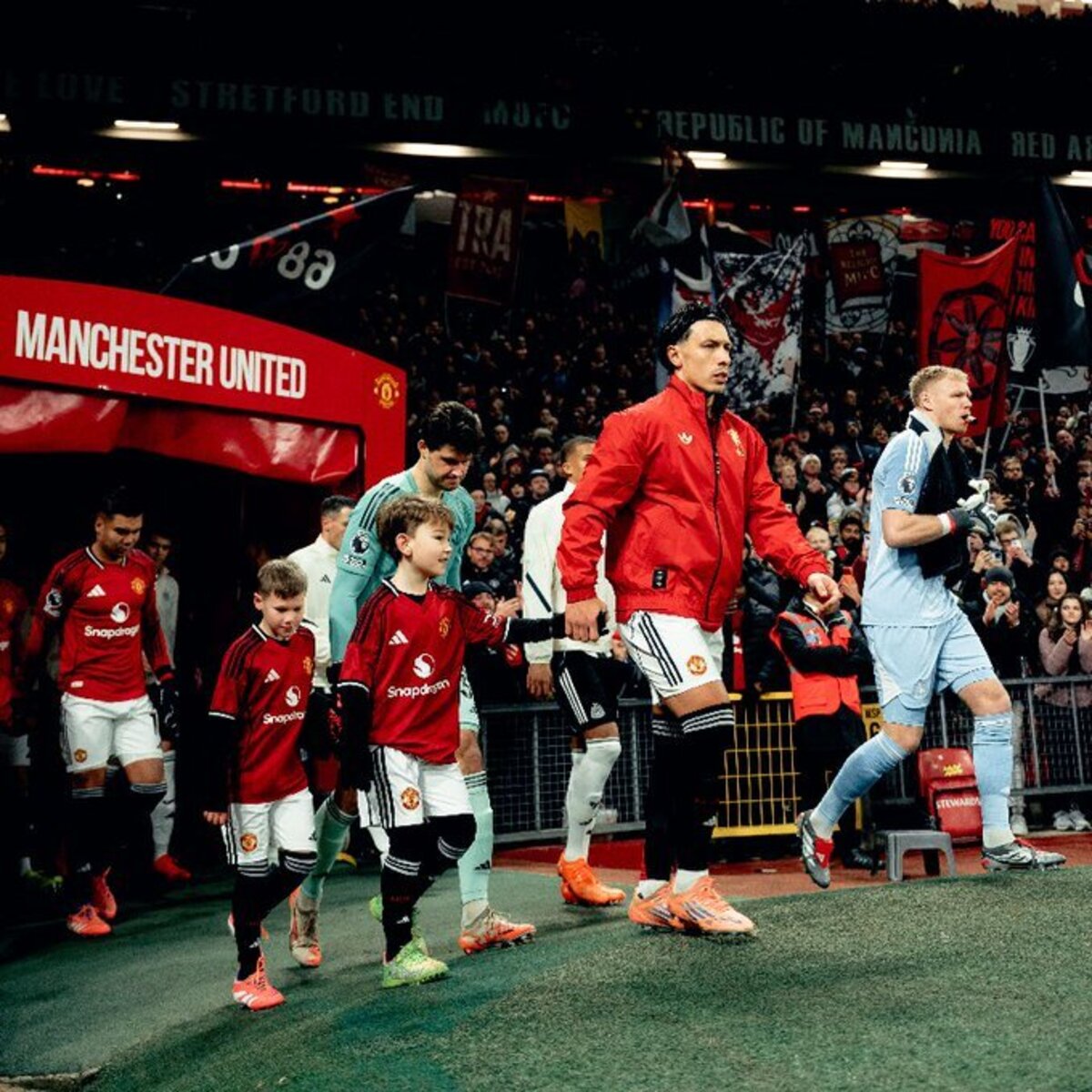 BURU KEMENANGAN: Manchester United akan menghadapi juru kunci Wolves di Old Trafford