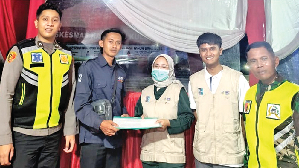 Dokter dan perawat RSU Bhakti Husada sinergi dengan TNI dan Polri berjaga di Pos kesehatan Pengamanan Nataru Kalibaru.