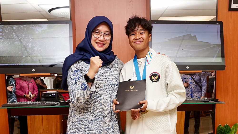 Bupati Ipuk Fiestiandani bertemu atlet hoki asal Banyuwangi Innes Aditya di Lounge Pelayanan Publik Kantor Pemkab Banyuwangi pada Senin (29/12)