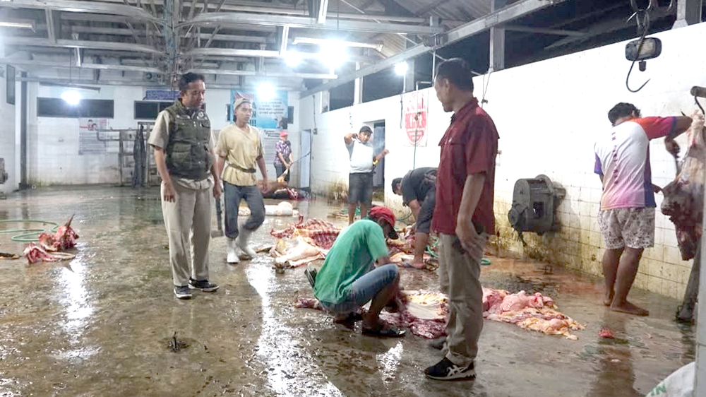 INSPEKSI: Plt Kepala Dispertan Banyuwangi Ilham Juanda bersama tim melakukan pemantau di RPH Karangrejo pada Minggu (28/12).