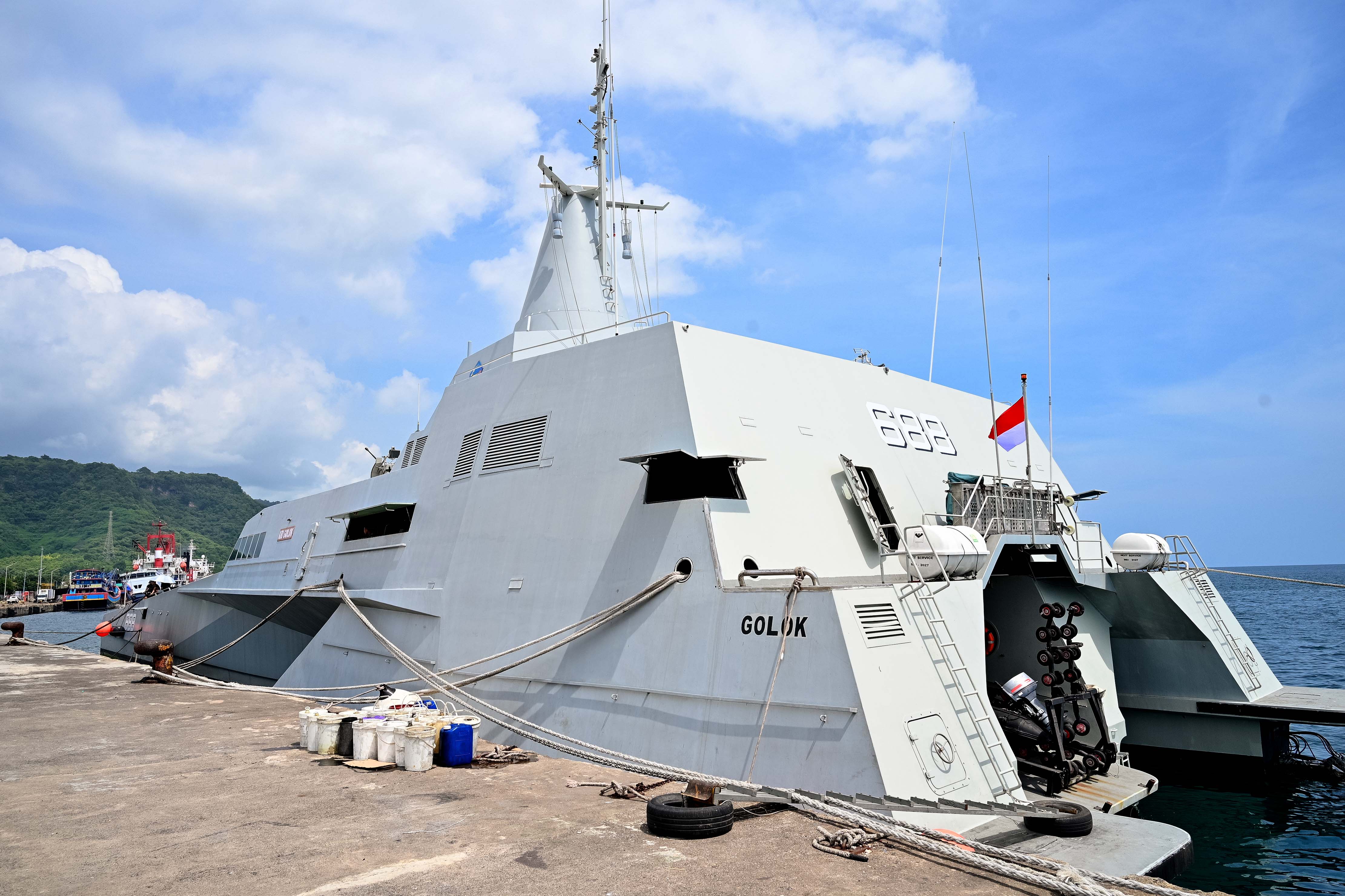 PUNYA KEUNGGULKAN TEKNOLOGI: KRI Golok-688 menggunakan material komposit serat karbon serta teknologi modern, sehingga memiliki karakteristik siluman, ringan, dan lincah saat bermanuver.