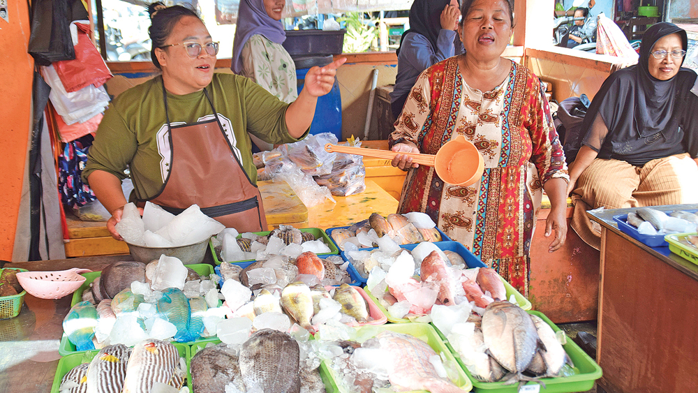 MAHAL: Penjual ikan menjajakan dagangan di Pasar Brak Kalimoro, Desa Kedungrejo, Kecamatan Muncar, Senin (29/12).