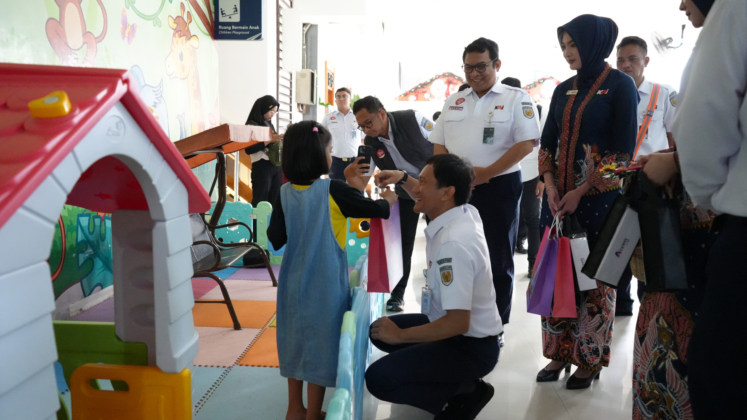 Dirut KAI tinjau Stasiun Surabaya Pasarturi dan Gubeng.
