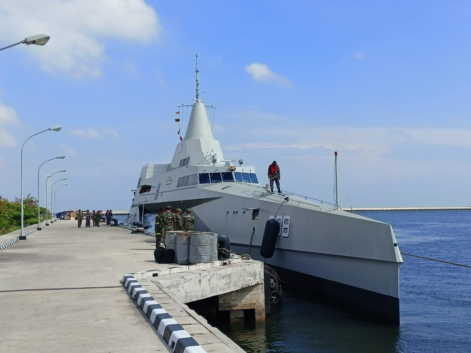 SULIT TERDETEKSI RADAR: KRI Golok-688 bersandar di dermaga Koarmada II Surabaya. Kapal ini memiliki panjang 62,53 meter dengan daya jelajah 16 knot.