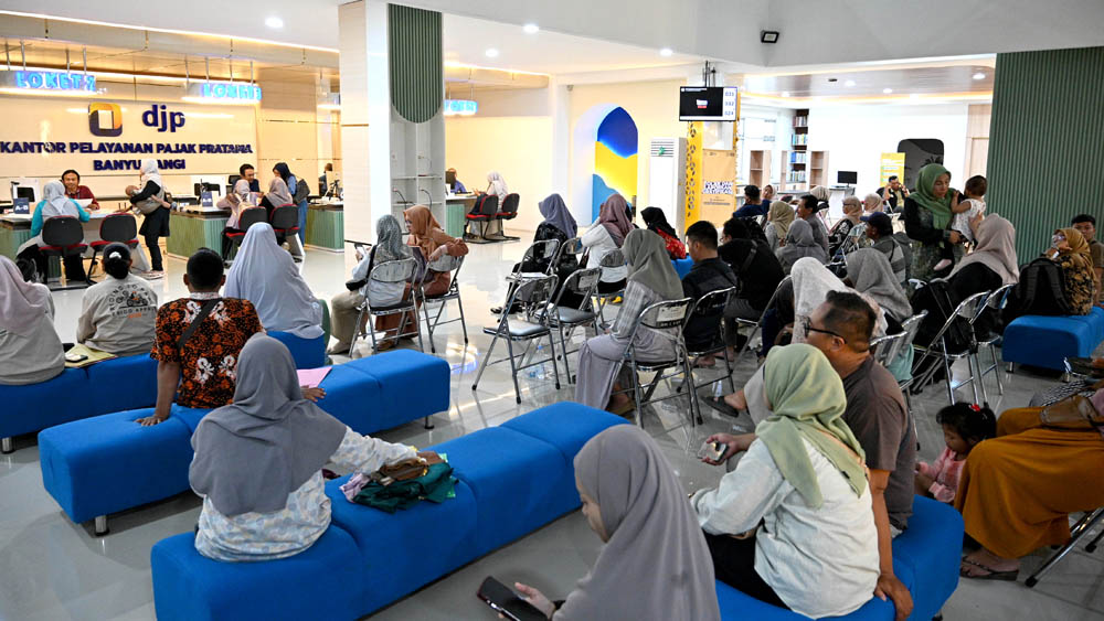 KPP Pratama Banyuwangi diserbu Wajib Pajak untuk aktivasi Coretax. Perubahan sistem pajak 2025 dorong lonjakan kunjungan dan antrean panjang.
