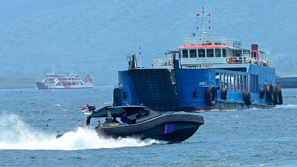 ANGKUT PENUMPANG: Pergerakan penumpang kapal didominasi dari arah Bali menuju Jawa. Kapal patroli cepat bermanuver di Selat Bali, Senin (29/12).