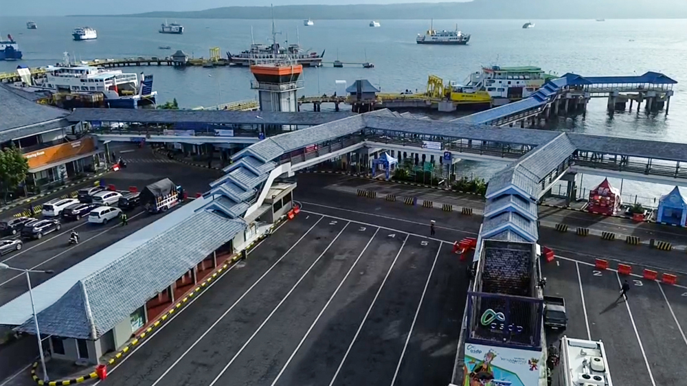 LENGANG: Meski jumlah penumpang kapal masih terpantau tinggi, arus kendaraan di Pelabuhan ASDP Ketapang tidak begitu padat, Selasa sore (30/12).