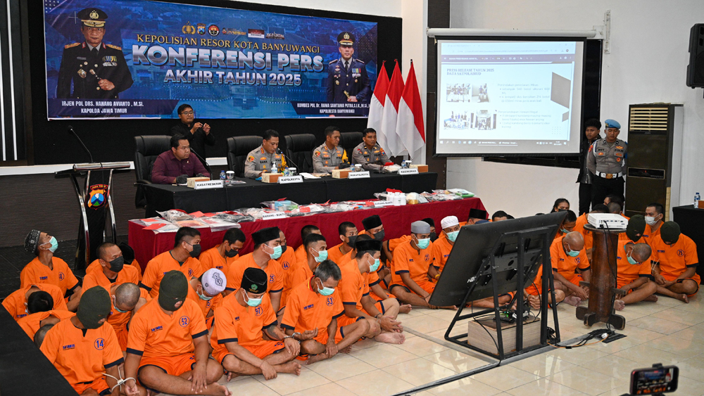 Kapolresta Banyuwangi Kombespol Rama Samtama Putra didampingi Wakapolresta Teguh Priyo Wasono, Kasat Reskrim, Kasat Resnarkoba damn Kasi Humas merilis pengungkapan kasus sepanjang 2025.
