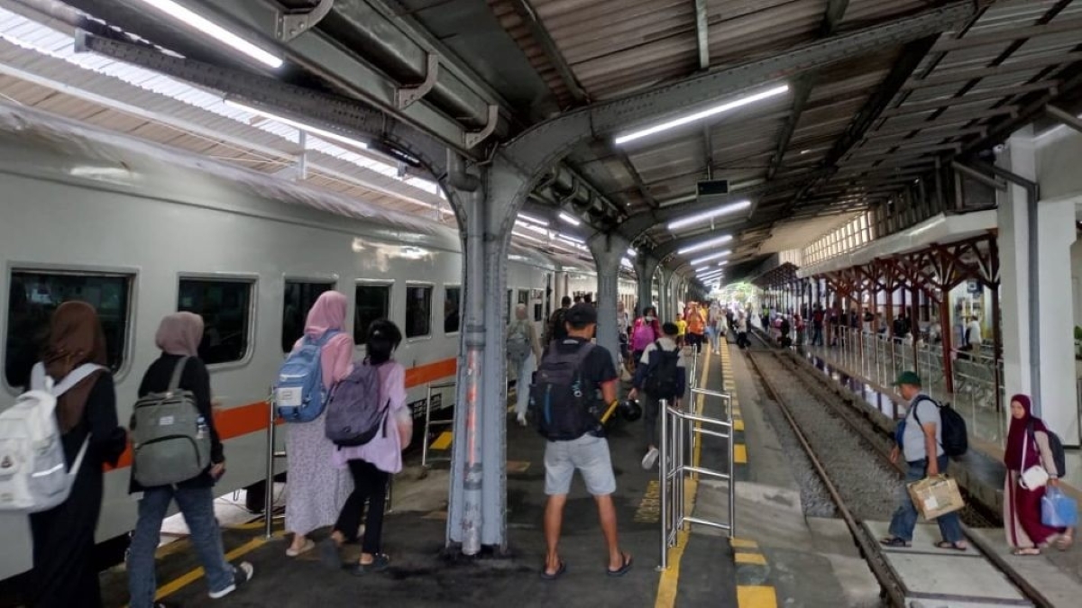 KAI Daop 9 Jember mencatat kenaikan penumpang 13 persen saat libur Natal 2025.