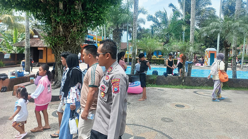 SIAGA: Jajaran Polsek Glenmore patroli di wisata Umbul Waterpark di Desa Sumbergondo, Kecamatan Glenmore, Selasa (30/12)
