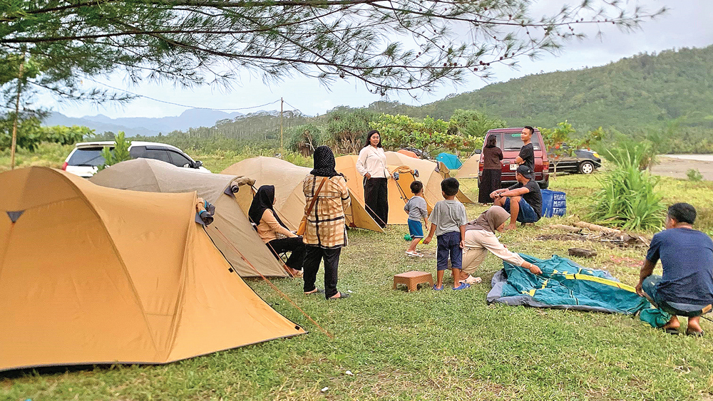 RAMAI: Wisatawan menikmati liburan di destinasi wisata Muara Mbaduk di Desa Sarongan, Kecamatan Pesanggaran, Senin (29/12).