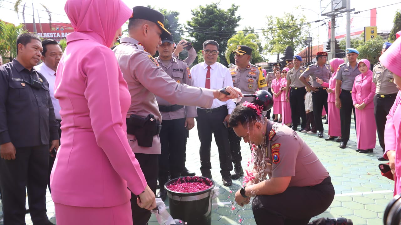 Polresta Banyuwangi menggelar upacara kenaikan pangkat.