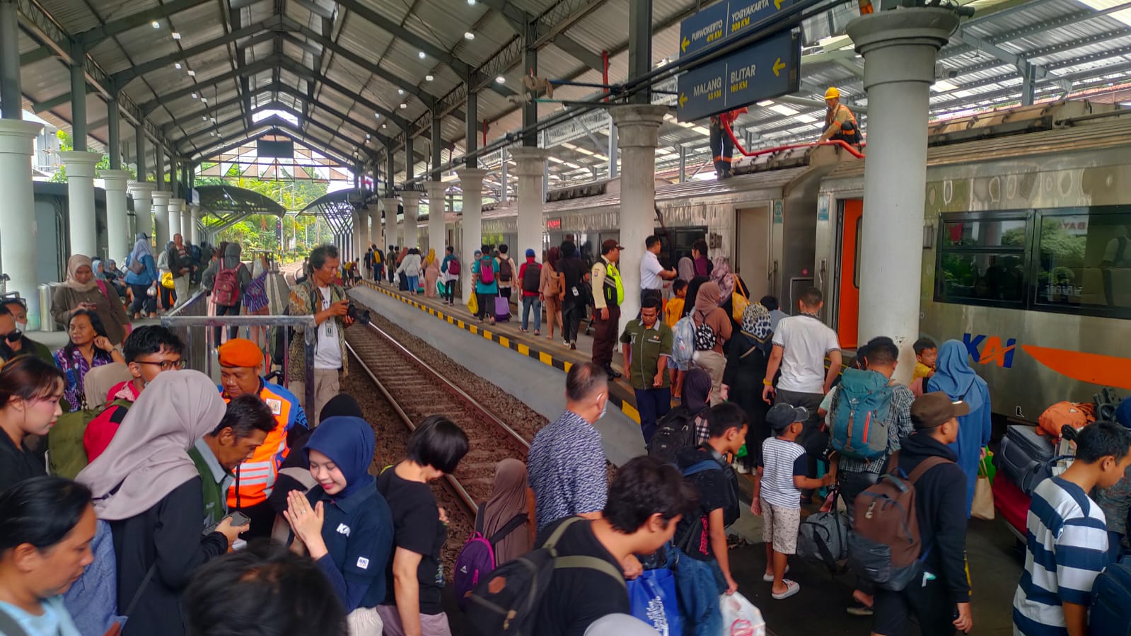 KAI Daop 8 Surabaya imbau penumpang tidak salah naik kereta api.