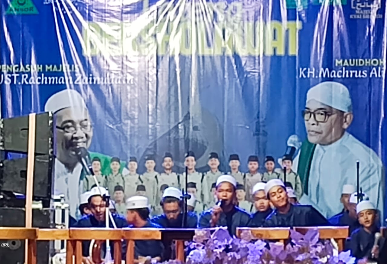 Grup hadrah Masjid Kyai Saleh saat tampil dalam acara malam pergantian tahun baru 2025 bertema Lateng Bersalawat, Rabu (31/12/2025).