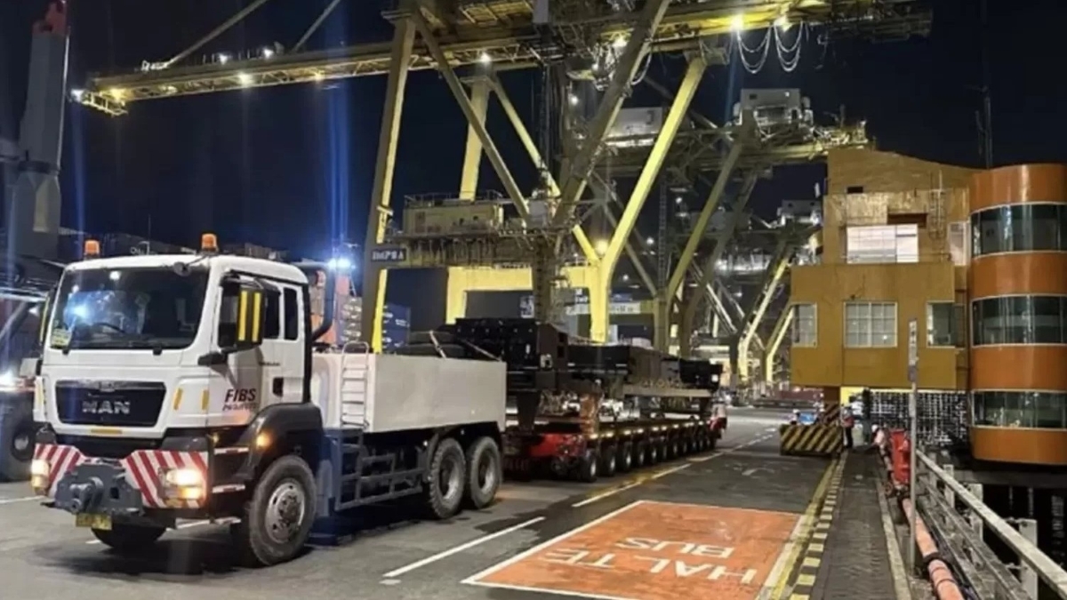 PT INKA kirim tiga unit platform lokomotif ke Australia lewat TPS.