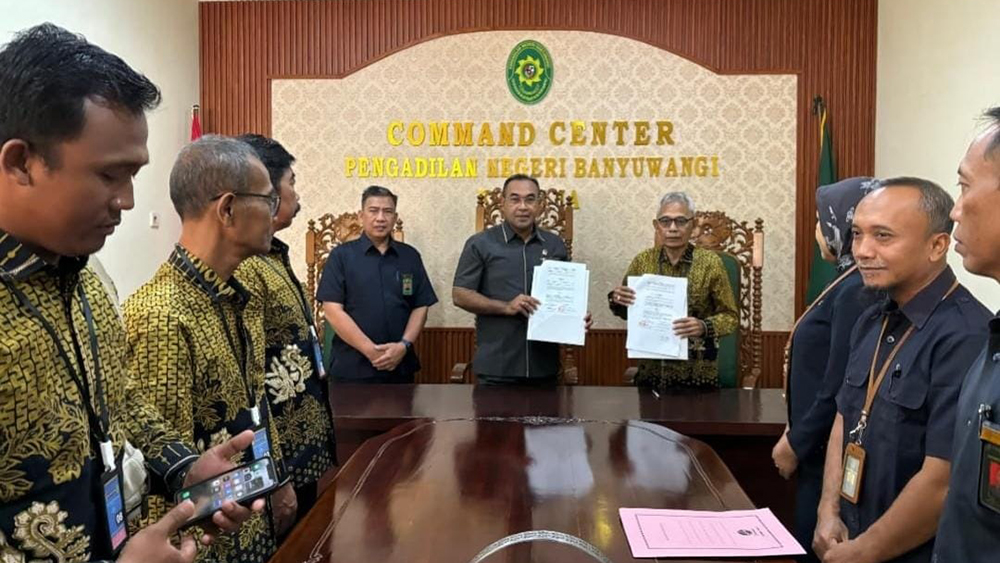 Ketua YKBH Banyuwangi Moch. Djazuli bersama Ketua PN Banyuwangi I Gede Yuliartha menunjukkan dokumen MoU di Command Center PN Banyuwangi, Selasa (30/12).