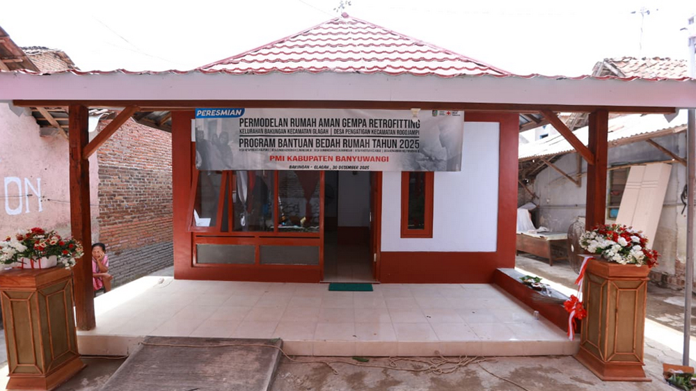 Pemkab Banyuwangi dan PMI terapkan bedah rumah tahan gempa dengan metode retrofitting demi keselamatan warga di wilayah rawan bencana.