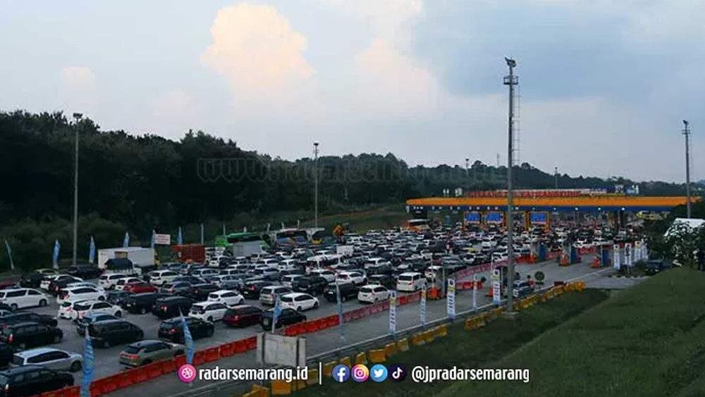 Dokumentasi antrean panjang kendaraan di depan Gerbang Tol Kalikangkung.