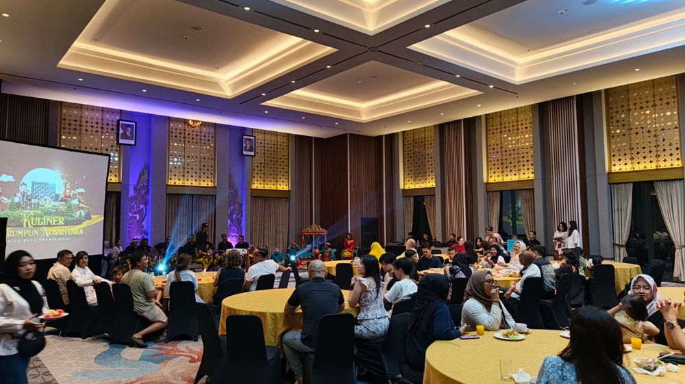 Para tamu menikmati hidangan dan musik khas Banyuwangi dalam acara Kuliner Serumpun Nusantara Cita Rasa Tradisional di Ballroom Kokoon Hotel, Rabu (31/12).