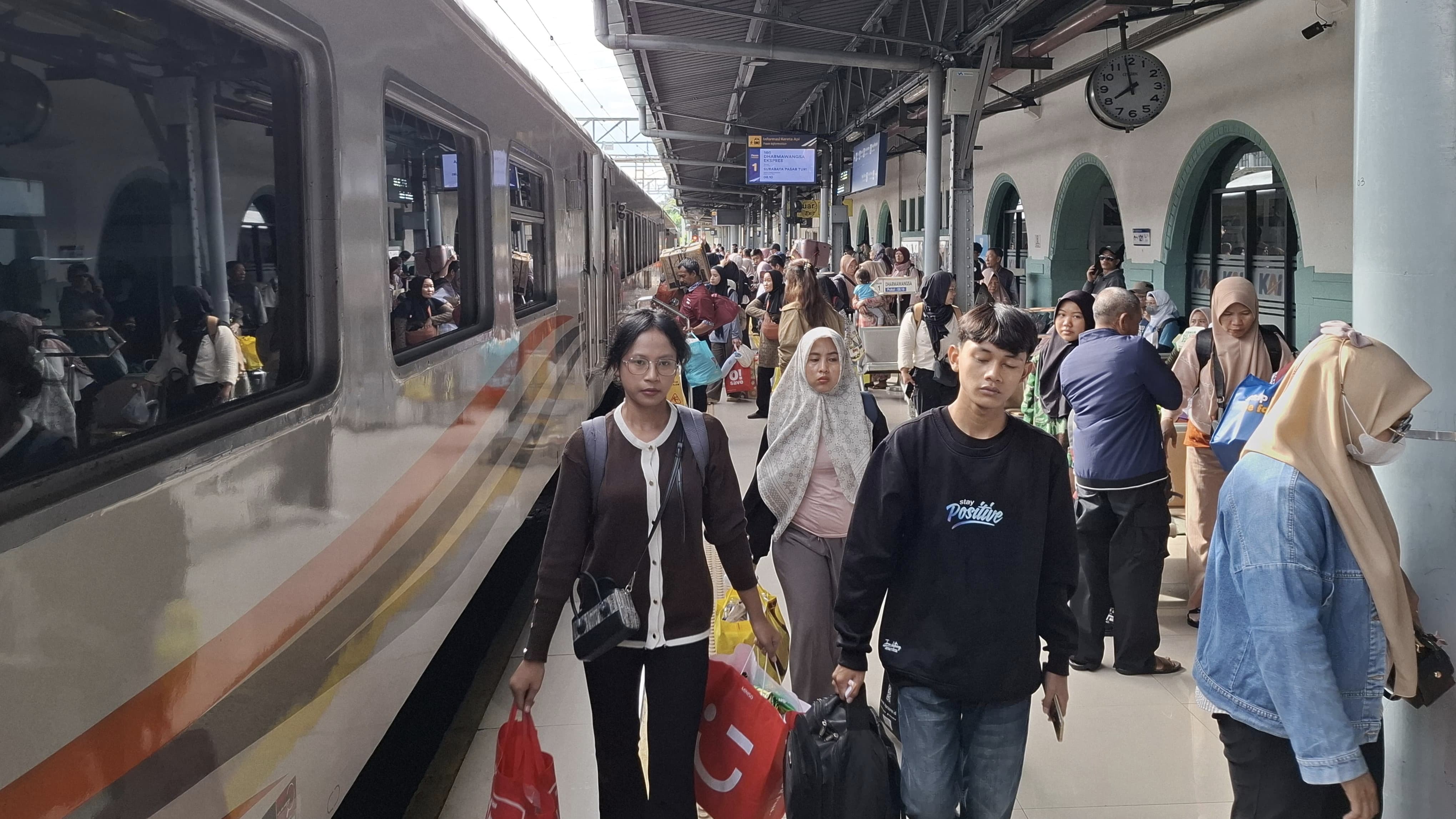 KAI catat penjualan hampir 3,8 juta tiket Nataru 2025/2026.