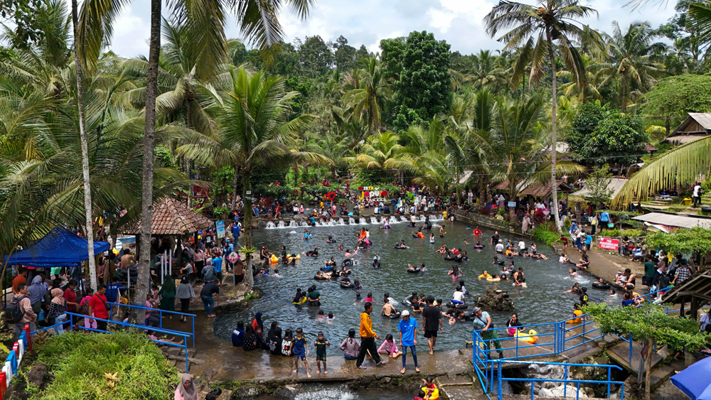 Anak-anak bermain di pemandian Jopuro, Desa Kampung Anyar, Kecamatan Glagah, saat libur tahun baru, Kamis (1/1).
