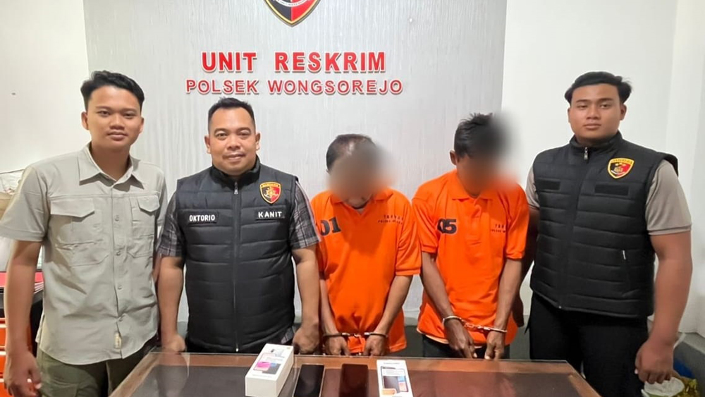 DUA LOKASI: Petugas Polsek Wongsorejo berhasil mengamankan dua pelaku pencurian dengan pemberatn setelah tujuh bulan buron.