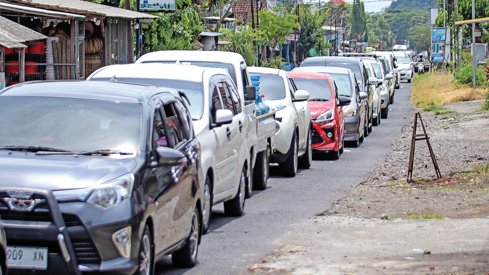 Antrean kendaraan roda empat mengular sepanjang tiga kilometer dari Desa Jambewangi hingga Desa/Kecamatan Sempu, Kamis (1/1).