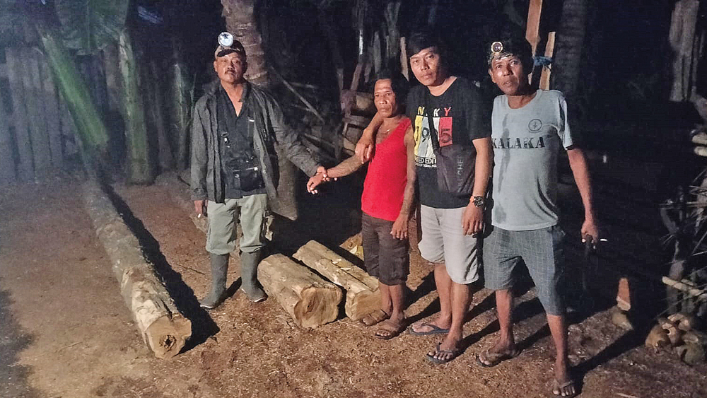 Kanit Reskrim Polsek Tegaldlimo Aipda Irwan (dua dari kanan) bersama Polhutmob mengamankan pelaku pembalakan liar (kaus merah) di Kedungsari, Tegaldlimo, Selasa (30/12) malam.