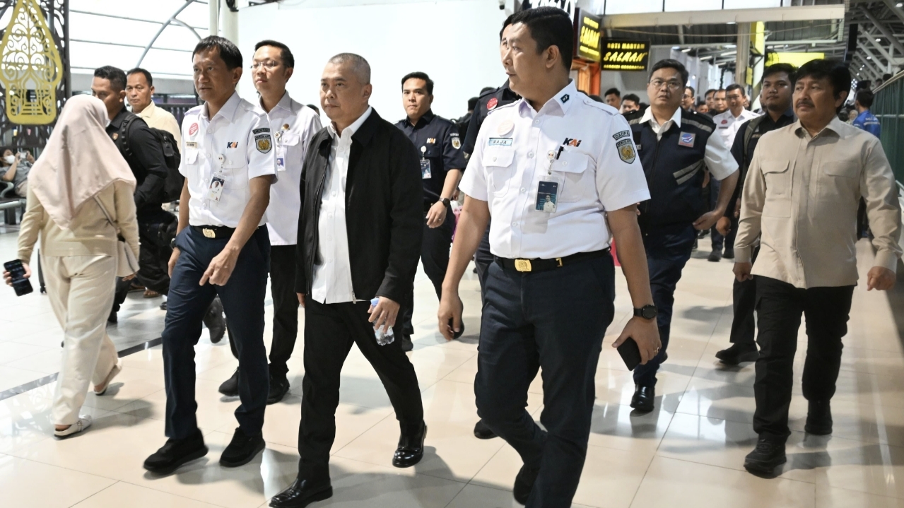 Menhub Dudy tinjau layanan kereta api Yogyakarta jelang arus balik Nataru 2025/2026.