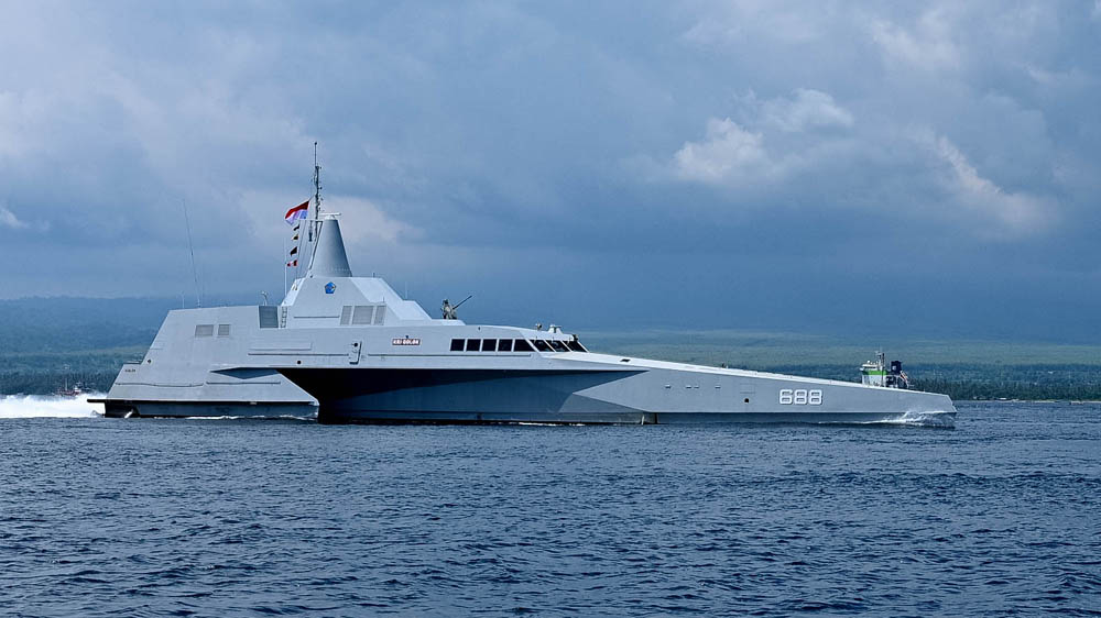 Kapal perang KRI Golok-688 meninggalkan dermaga PT Pusri menuju Koarmada II setelah beberapa menjaga keamanan di perairan Selat Bali, Jumat (2/1).