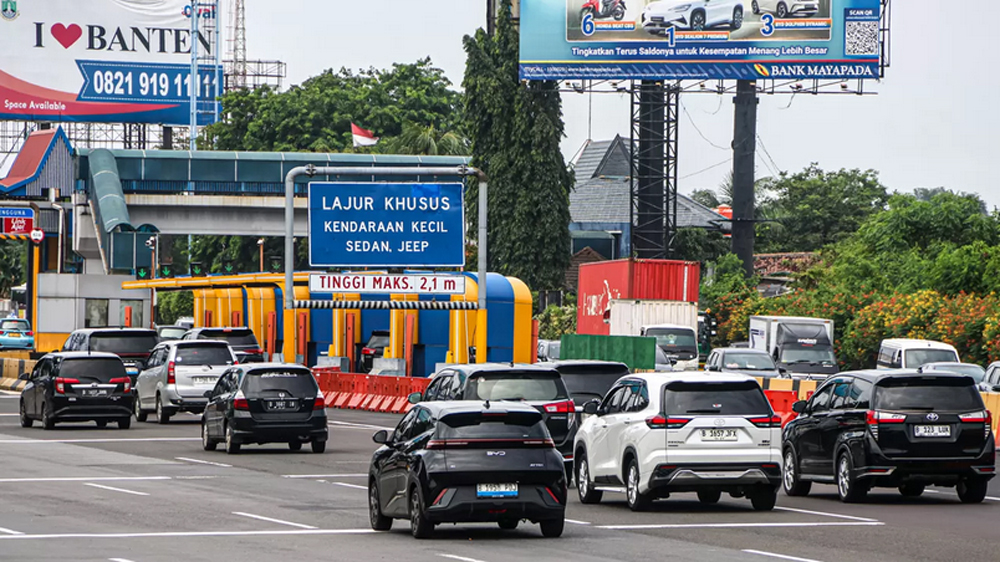 Ilustrasi sejumlah kendaraan melakukan pembayaran di gerbang Tol Sedyatmo, Jakarta.