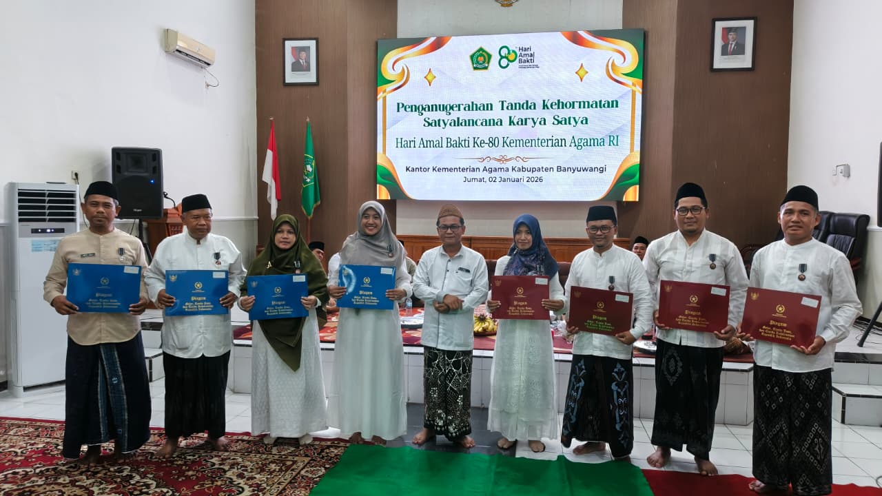 APRESIASI KINERJA: Kepala Kemenag Banyuwangi Chaironi Hidayat (lima dari kiri) berfoto bersama dengan delapan penerima tanda kehormatan Satyalancana Karya Satya.