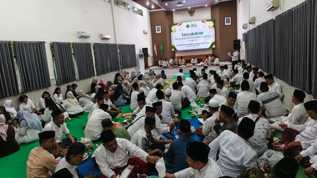 TASYAKURAN: Pegawai Kemenag berkumpul di Aula Kemenag dalam rangka memperingati HUT Kemenag Ke-80, pukul 15.00 Jumat(2/1)