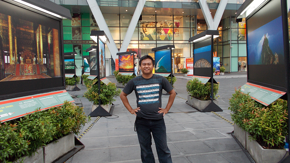 Penulis berada di depan komplek Central World Bangkok, Thailand, beberapa waktu lalu.