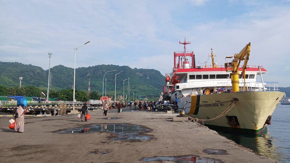Kapal Perintis KM Sabuk Nusantara 91 mengangkut penumpang dan kebutuhan pokok tujuan Sapeken setelah libur panjang Nataru, Jumat (2/1).