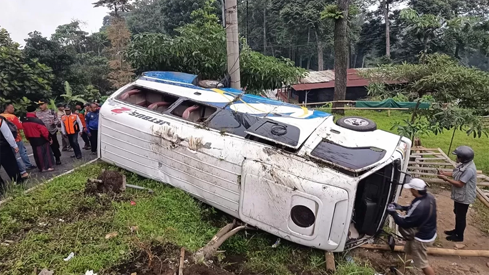 Bus dengan nomor polisi L 7791 AF tersebut diduga mengalami rem blong hingga mobil hilang kendali dan terguling.