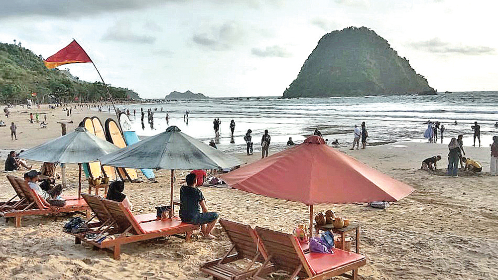 RAMAI: Pengunjung Pantai Pulau Merah di Dusun Pancer, Desa Sumberagung, Kecamatan Pesanggaran melonjak pada hari H Tahun Baru 2026, Kamis (1/1).