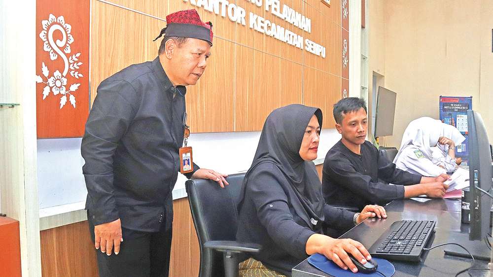 INOVATIF: Camat Sempu Mujito memantau pelayanan adminduk di Ruang Pelayanan Kantor Kecamatan Sempu.