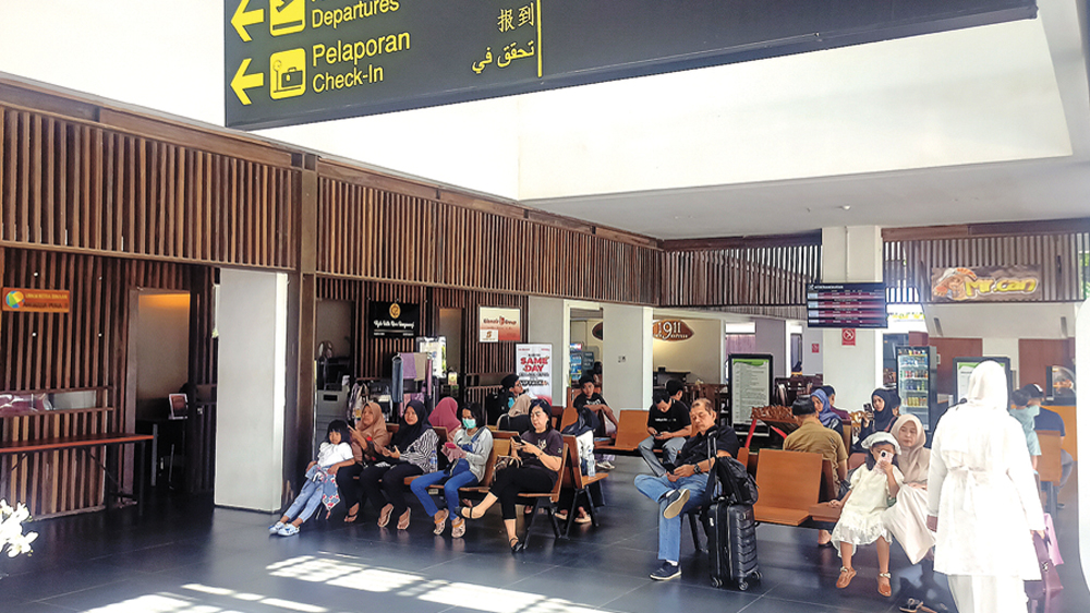 Calon penumpang menunggu pesawat yang akan mengangkut mereka di terminal Bandara Internasional Banyuwangi, Jumat (2/1).