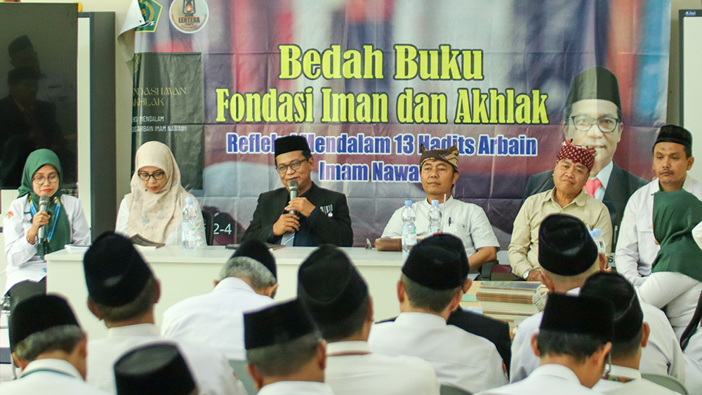 Kepala Kantor Kemenag Banyuwangi Chaironi Hidayat meluncurkan buku berjudul  &rsquo;Fondasi Iman dan Akhlak Refleksi Mendalam 13 Hadist Armain Imam Nawawi&rsquo; di MAN 2 Banyuwangi, Sabtu (3/1).