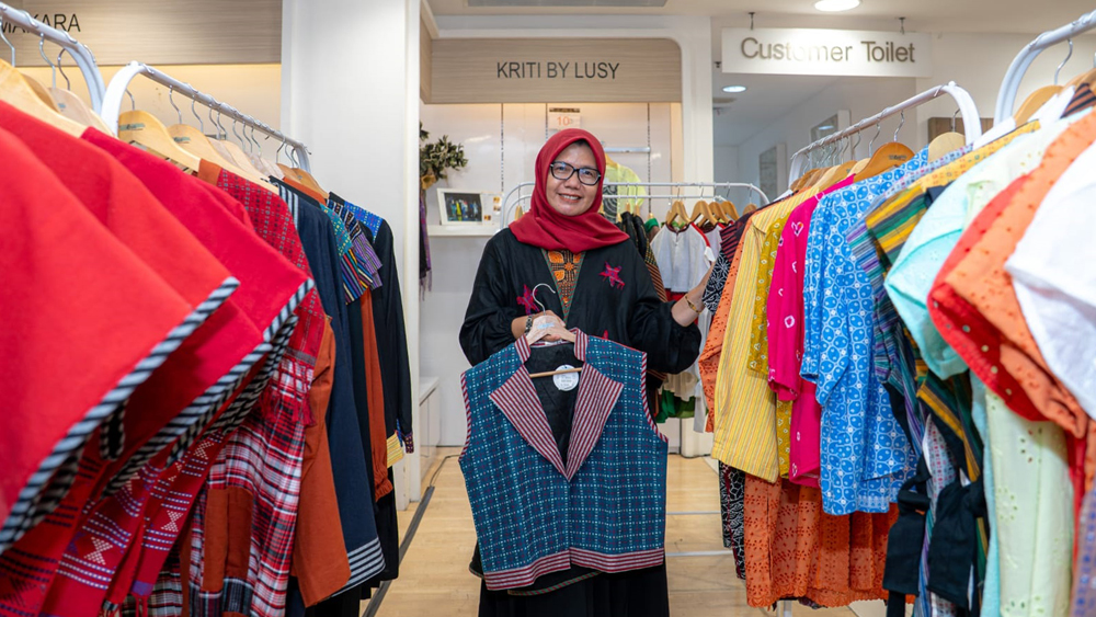 Kriti by Lusy, UMKM Bogor Sulap Tenun dan Lurik Jadi Busana Modern Berkelas Global