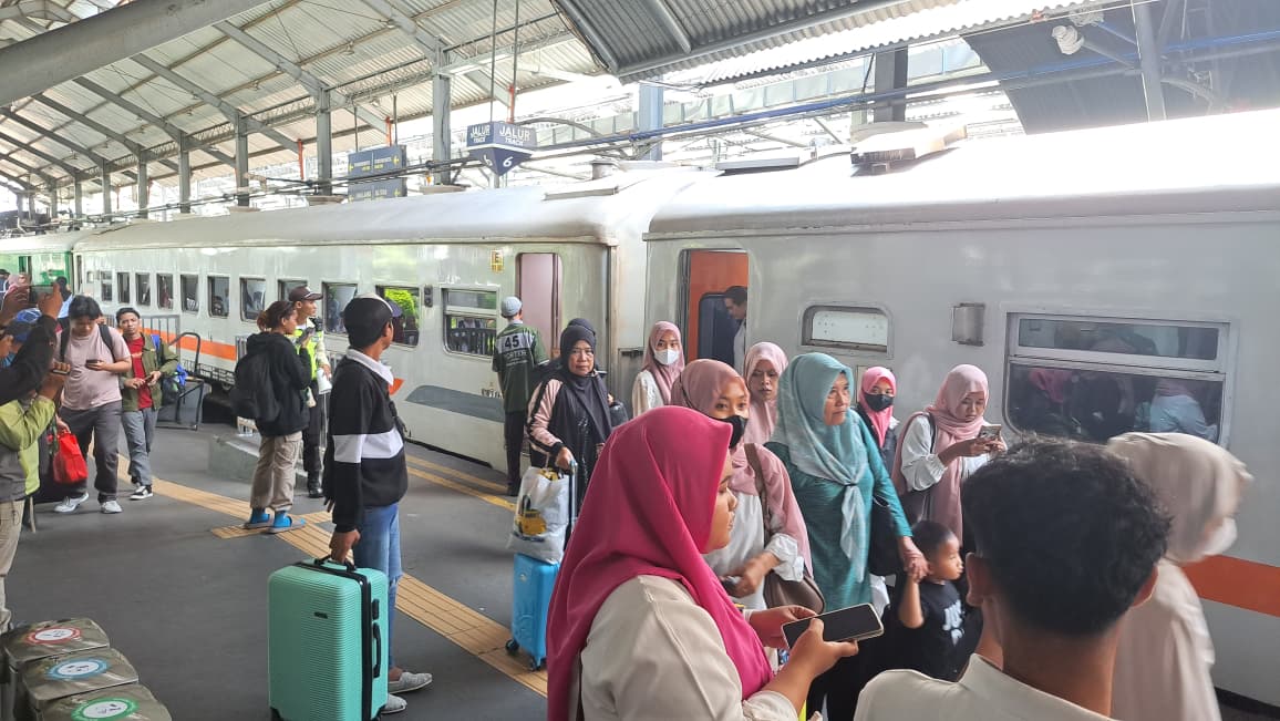 Lonjakan pengguna kereta Commuter Line Wilayah 8 Surabaya.